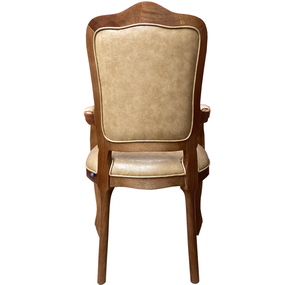 Cadeira Luís XV com Braços Cadeira Luís XV com braços em madeira entalhada, acabamento dourado e estofado em veludo bege, destacando-se pelo design clássico e sofisticado