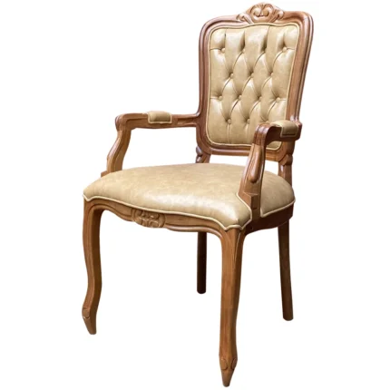 Visão em ângulo da cadeira clássica de madeira maciça, destacando as pernas curvas estilo cabriolet, braços com apoio estofado e o detalhe do encosto em capitonê.