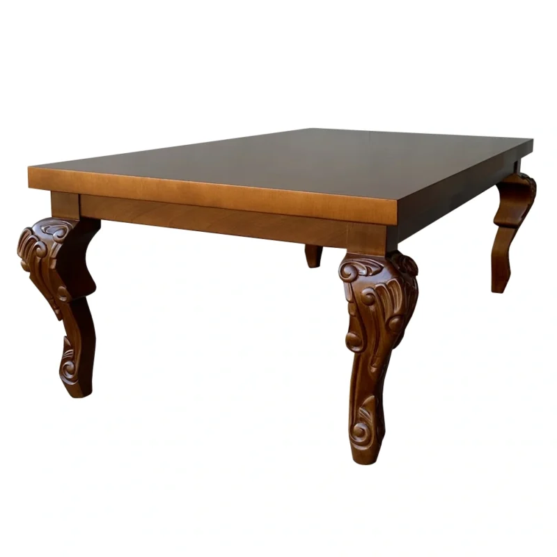 Visão frontal da mesa de centro retangular em madeira maciça tom castanho, com tampo de linhas retas e pés clássicos curvos com entalhes florais.