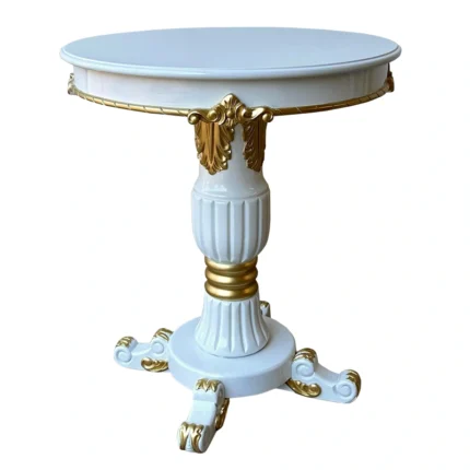 Mesa lateral redonda em estilo clássico com acabamento em laca branca de alto brilho e ornamentos entalhados em dourado.