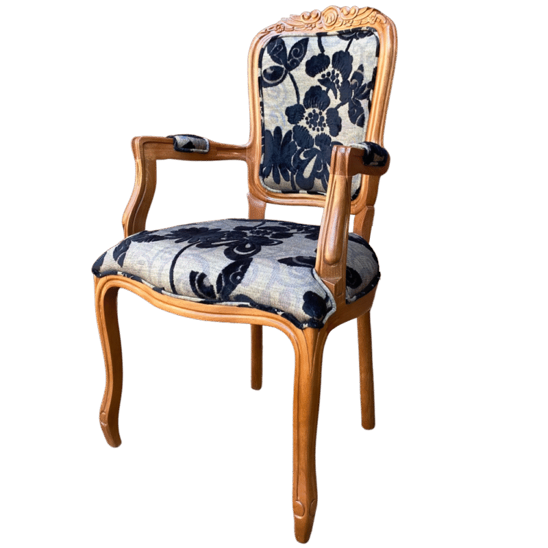 cadeira estilo Luís XV entalhada