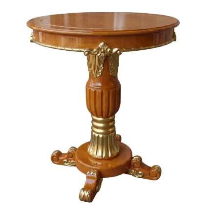 Visão frontal da mesa lateral redonda clássica em madeira cor mel de alto brilho, com coluna central torneada e ricos detalhes esculpidos em dourado.